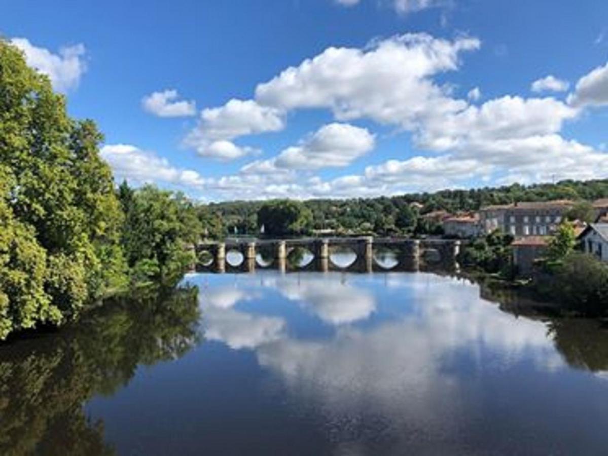 Gite Des Roses Oradour-Fanais ภายนอก รูปภาพ